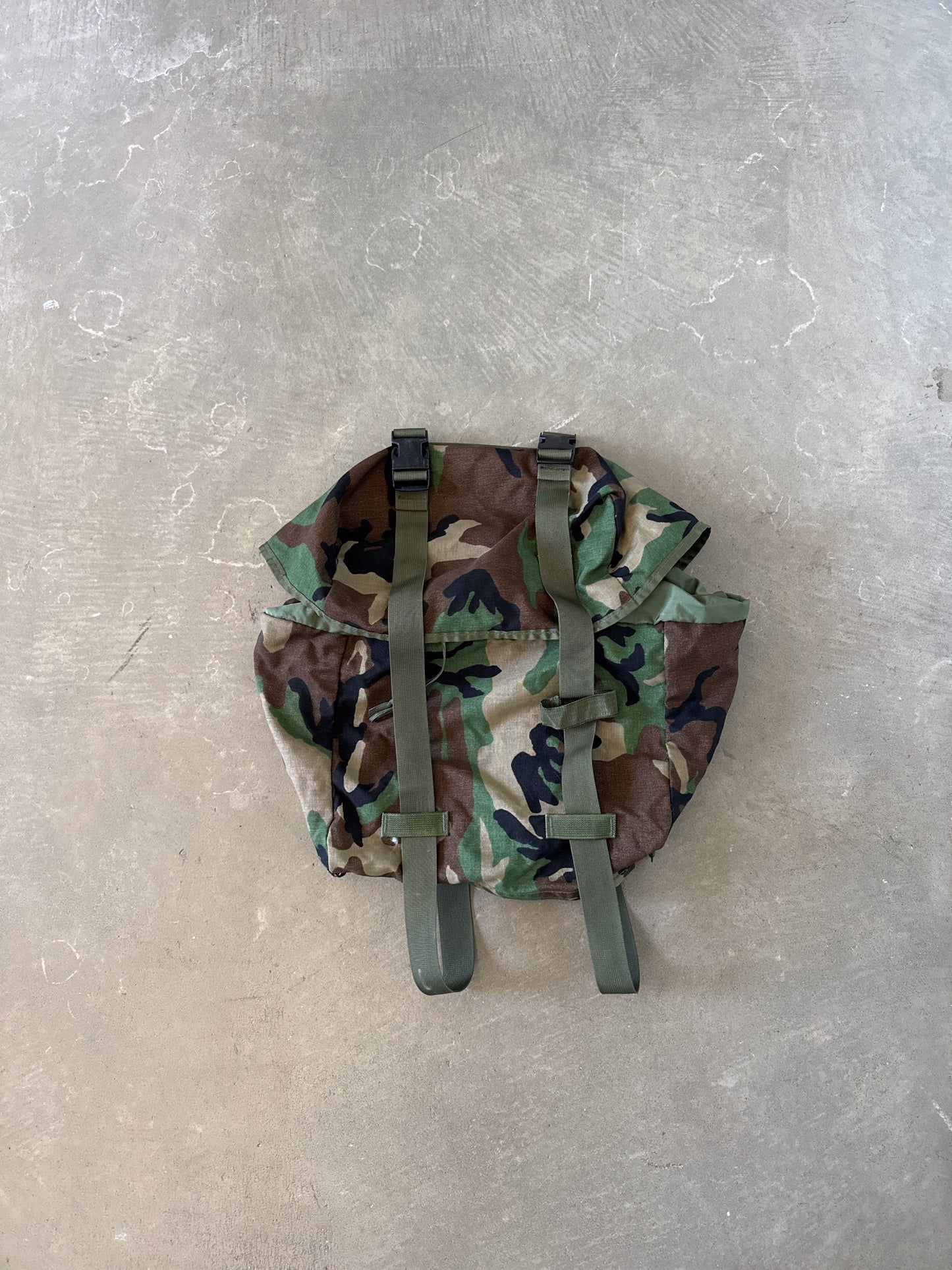 Vintage US Army MOLLE II Sleep System Carrier Woodland Camo Rucksack Attachment