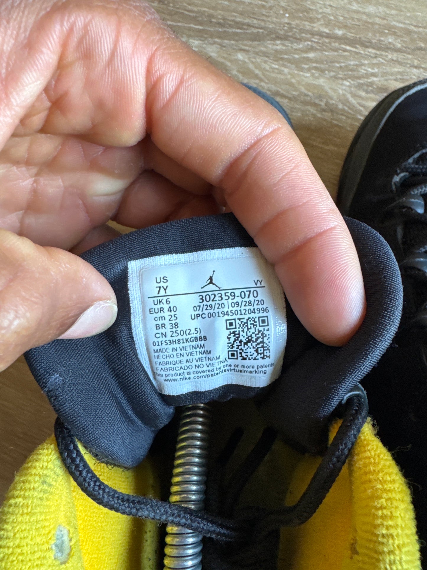 Jordan Retro 9 Dark Charcoal University Gold