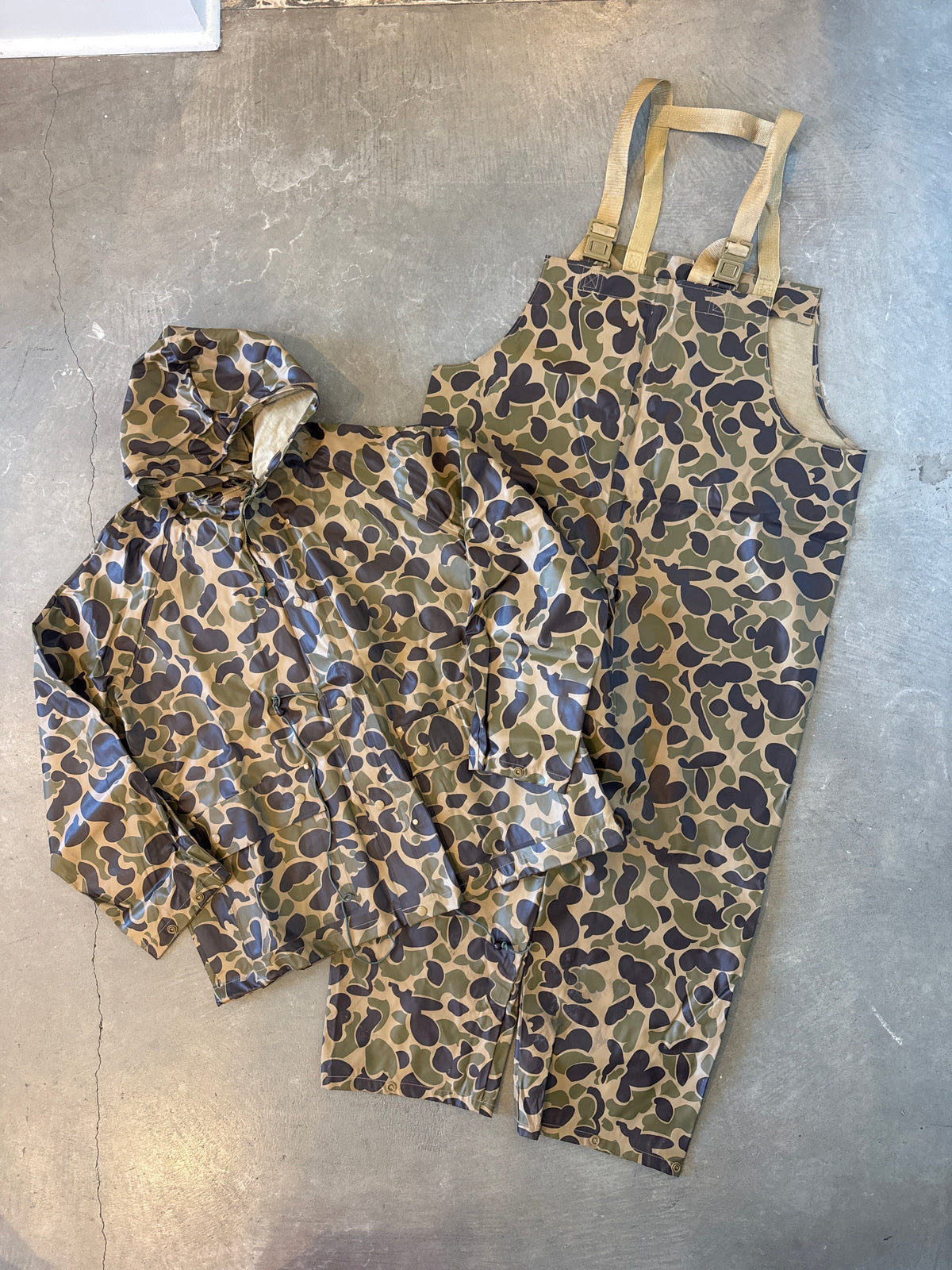Vintage 1983 Sportsman's RWC-8303 Camo Waterproof 2 Piece Rain Suit